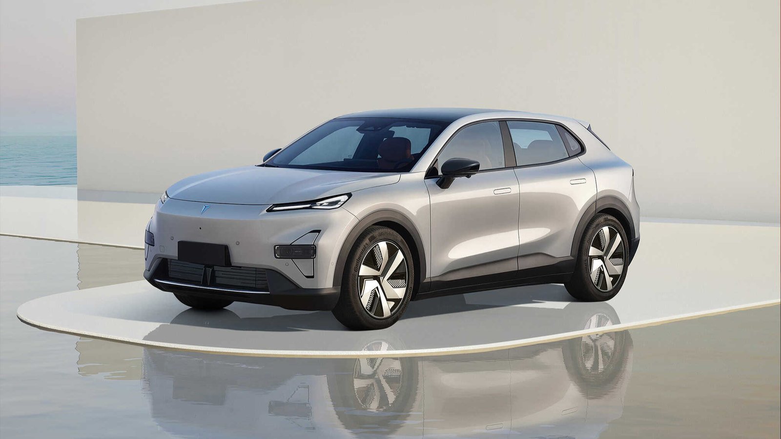 Futuristic silver electric SUV Deepal S05 on a minimalistic platform with a modern background, showcasing innovative EV design and technology.