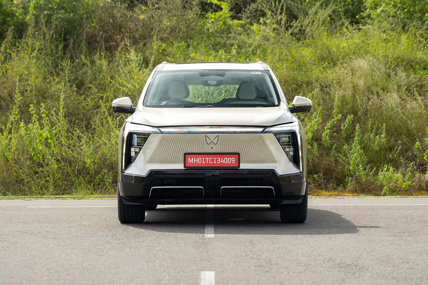 Mahindra XEV 9S front view