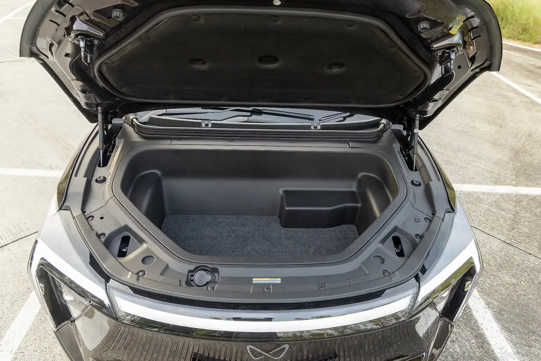 Mahindra XEV 9S frunk