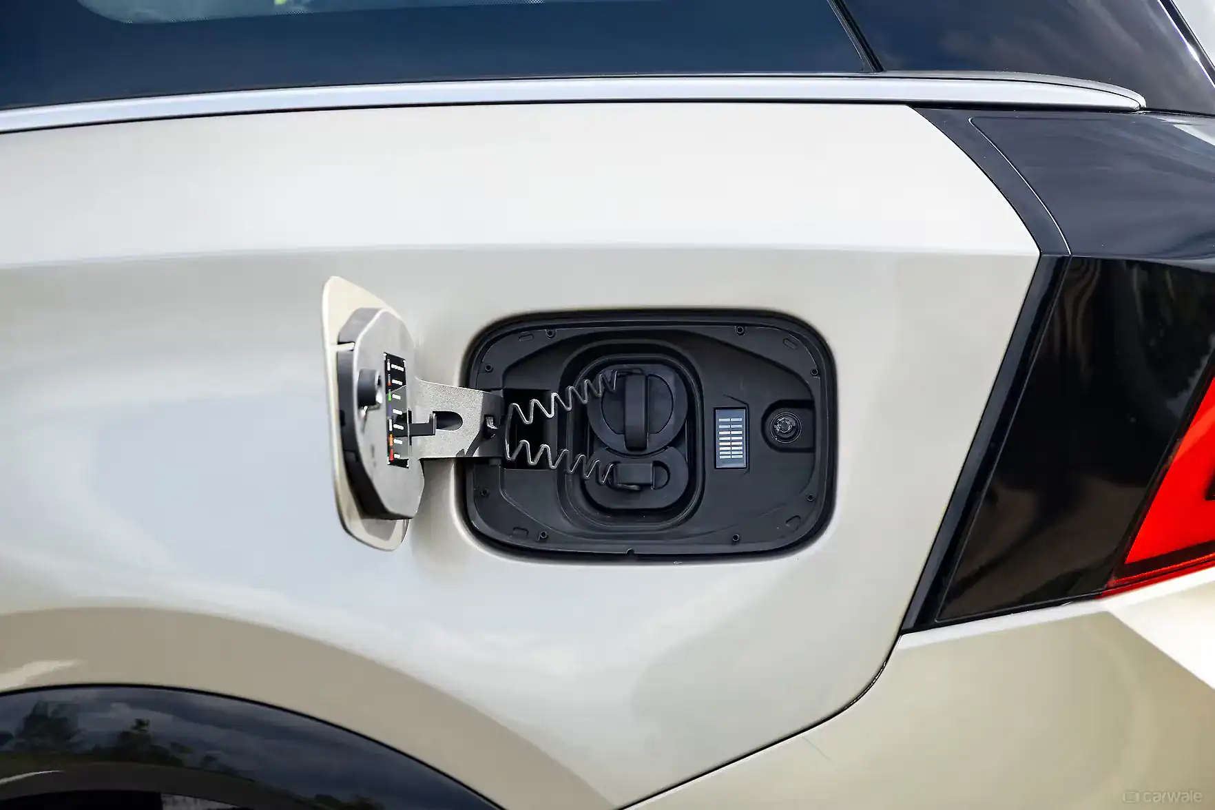 Mahindra XEV 9S fuel lid