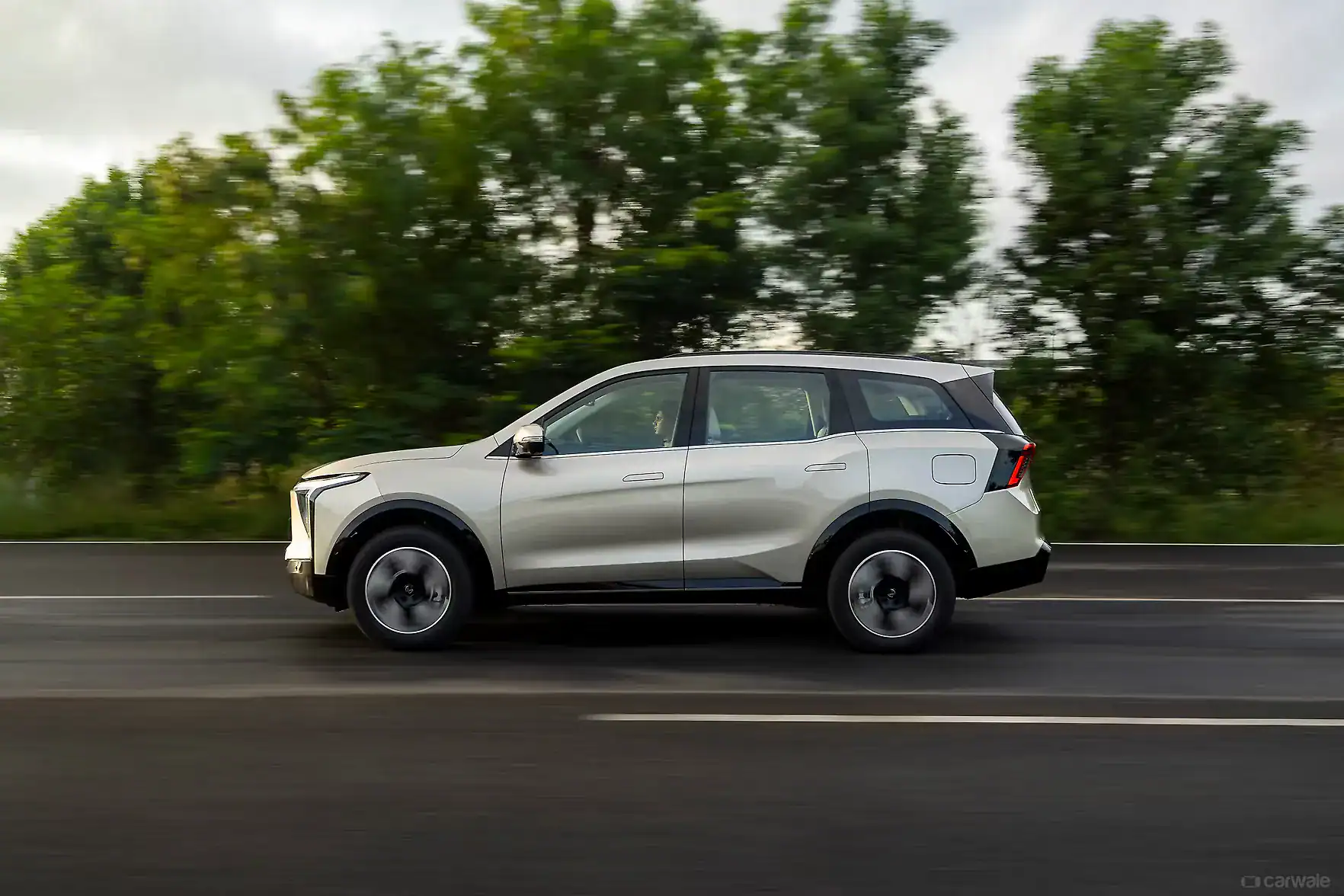 Mahindra XEV 9S left side