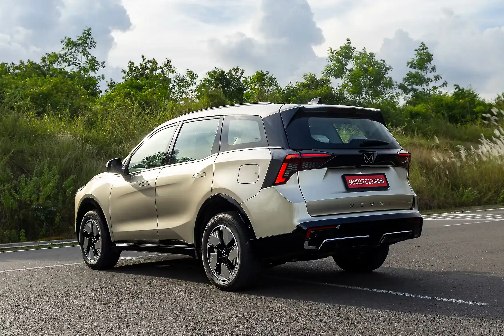 Mahindra XEV 9S left