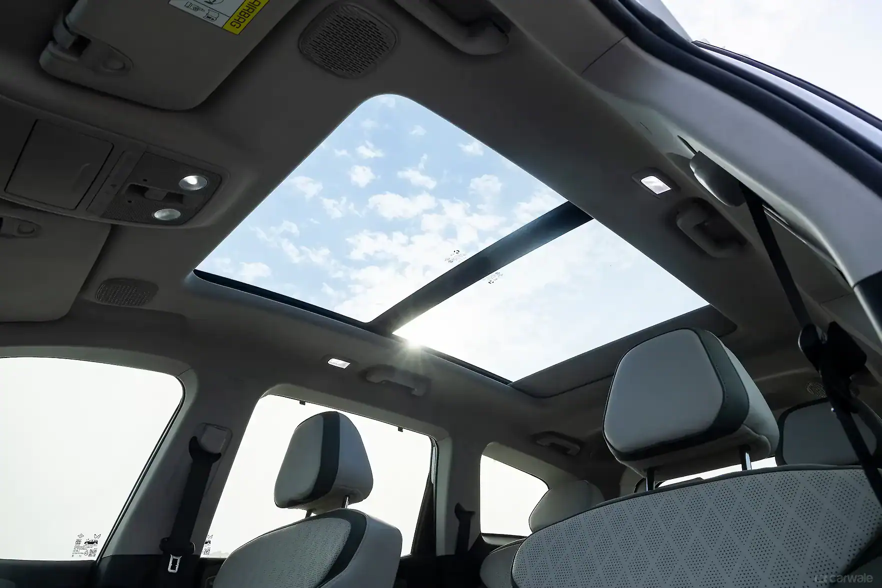 Mahindra XEV 9S sunroof