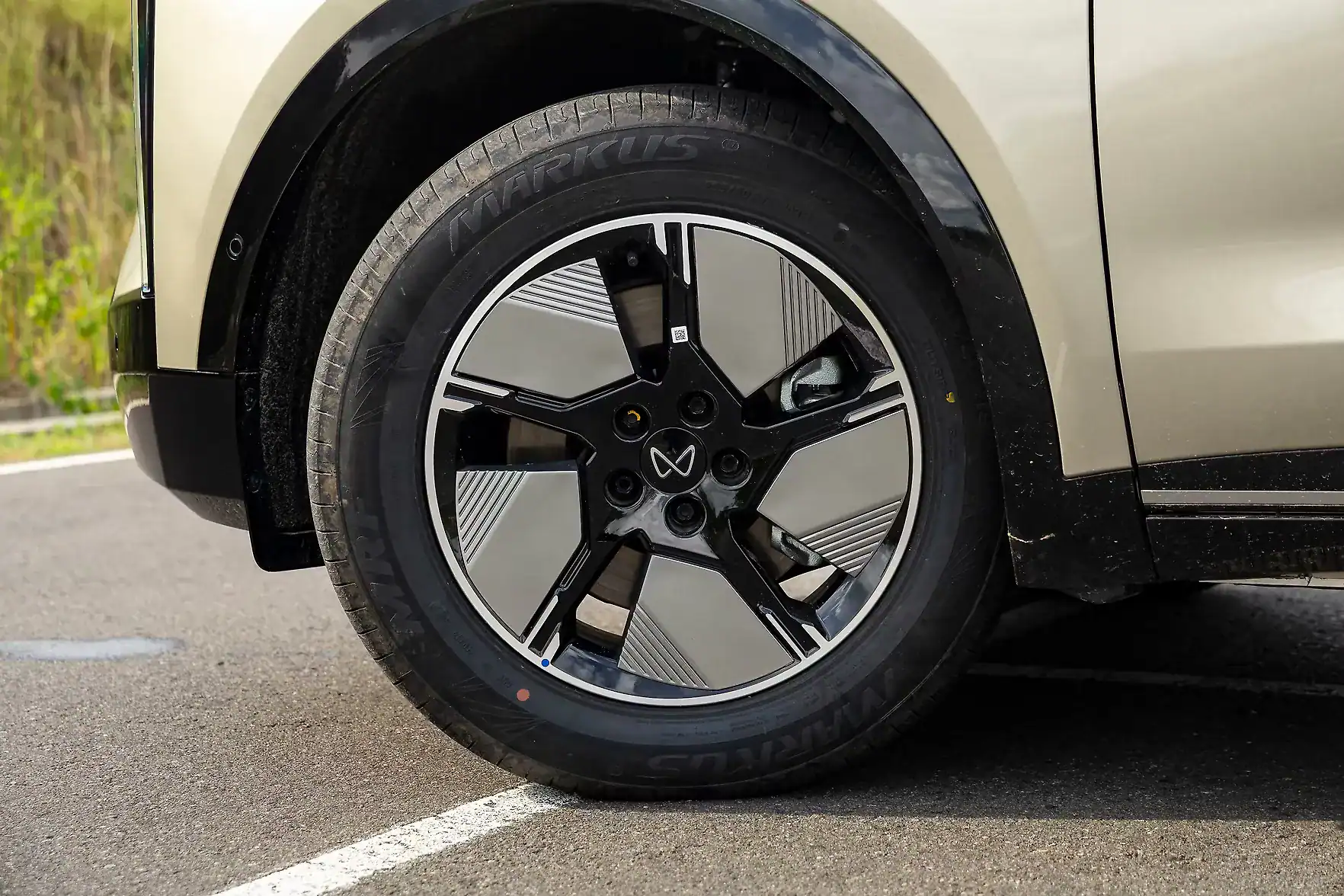 Mahindra XEV 9S wheel