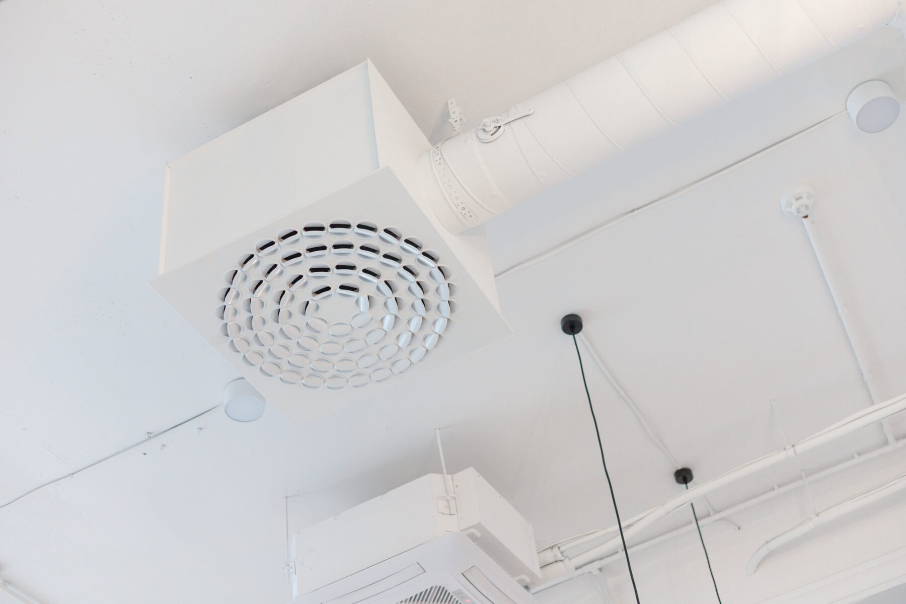 http://White%20ceiling%20with%20air%20conditioning%20unit%20and%20ventilation%20pipes