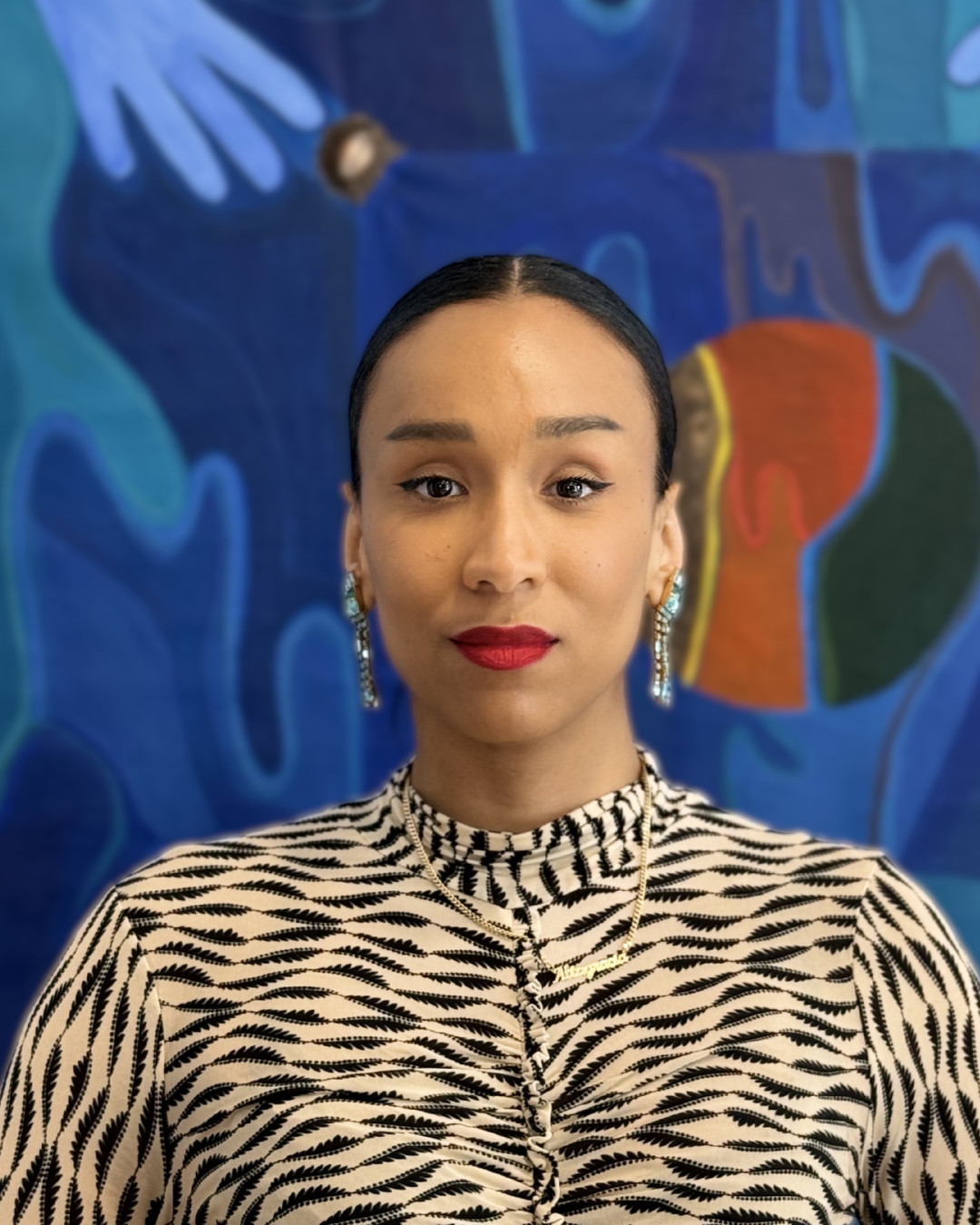 Altagracia Montilla, portrait in front of a painting