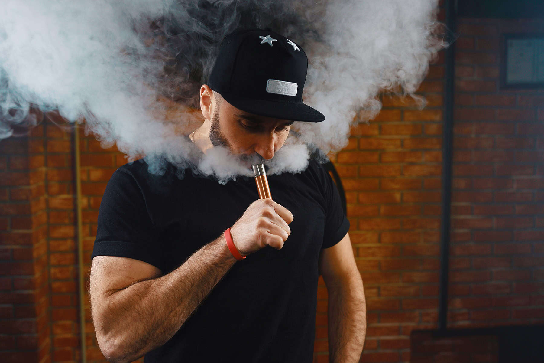 hombre-vaping-un-cigarrillo-electronico.jpg