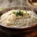 El chef Juanjo López lo reveló: el arroz blanco no se hace con agua sino con 3 ajos, 2 hojas de laurel y caldo casero. La ciencia explica por qué funciona y aquí está la receta completa.