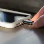 ¿Su cargador quema al tocarlo? Descubra por qué se calienta, cuándo es peligroso y los 15 consejos para alargar su vida útil y proteger la batería del celular.
