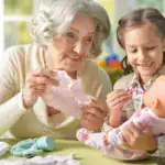 Guardería, niñera, abuelos o pantallas: ventajas, desventajas y lo que los expertos recomiendan para Colombia Guía completa para padres colombianos: ventajas y desventajas de guarderías, niñeras y abuelos con opinión de expertos. Más el impacto real de las pantallas como cuarto cuidador y las recomendaciones de la OMS.