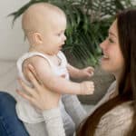 Guía práctica para estimular el habla desde los 6 meses: qué hacer a cada edad, errores comunes, señales de alerta y recursos de bajo costo con alto impacto.