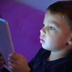 Cuánto tiempo de pantalla por edad, qué canales son seguros, cuáles evitar y cómo afecta el desarrollo de tu hijo. Guía actualizada con evidencia científica.