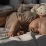 Transición de cuna a cama: guía completa para padres Cuándo y cómo hacer la transición de cuna a cama, qué señales leer, errores a evitar y cómo manejar las primeras noches difíciles.