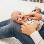 Guía completa de primeros auxilios para padres de niños de 0 a 4 años: protocolos por edad para atragantamiento, fiebre, convulsiones, quemaduras y más.