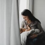 Los errores más comunes durante la lactancia —agarre, horarios, obstrucciones y más— explicados con soluciones prácticas para madres primerizas.