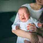 Guia completa para padres primerizos: los 7 tipos de llanto del bebe, el Metodo Dunstan, los 8 metodos de calma mas efectivos segun pediatras y las senales de alarma que requieren medico.