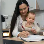Criar un bebé el primer año en Colombia puede costar entre 9 y 25 millones de pesos. Te decimos exactamente en qué se va la plata y qué puedes evitar comprar.