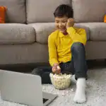Solo 3 de cada 10 niños colombianos cumplen los 60 minutos de actividad física diaria que recomienda la OMS. El sedentarismo infantil avanza y la tecnología tiene mucho que ver. Guía completa para padres.