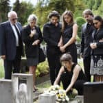 Qué hacer cuando muere un familiar en Colombia: los 8 trámites en orden, qué cambia según si fue muerte natural, accidente, homicidio o suicidio, documentos, pensión de sobrevivientes y derechos laborales. Guía completa.
