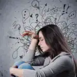 Una neurologa explica que pasa en el cerebro cuando sobrepensamos, sus consecuencias fisicas y mentales, y 7 tecnicas para salir del bucle de pensamientos.