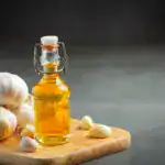Guía completa del ajo con miel: la ciencia de la alicina, 6 beneficios reales, cómo preparar el fermentado, dosis por propósito y las contraindicaciones para anticoagulantes, diabéticos y menores de un año.