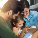 Los 6 rituales que la psicología recomienda vivir con tus hijos antes de los 10 años. Cómo aprovechar los momentos cotidianos aunque trabajes mucho y cómo manejar la culpa sin que te paralice.