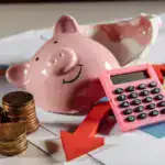 Un colombiano promedio puede perder entre 400.000 y 900.000 pesos al mes en gastos que nunca registra. Aquí están los 8 culpables.