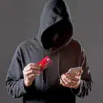 Qué activar antes del robo y qué hacer en los 10 minutos después: bloqueo remoto, números de bancos, reporte al operador y denuncia policial en Colombia.