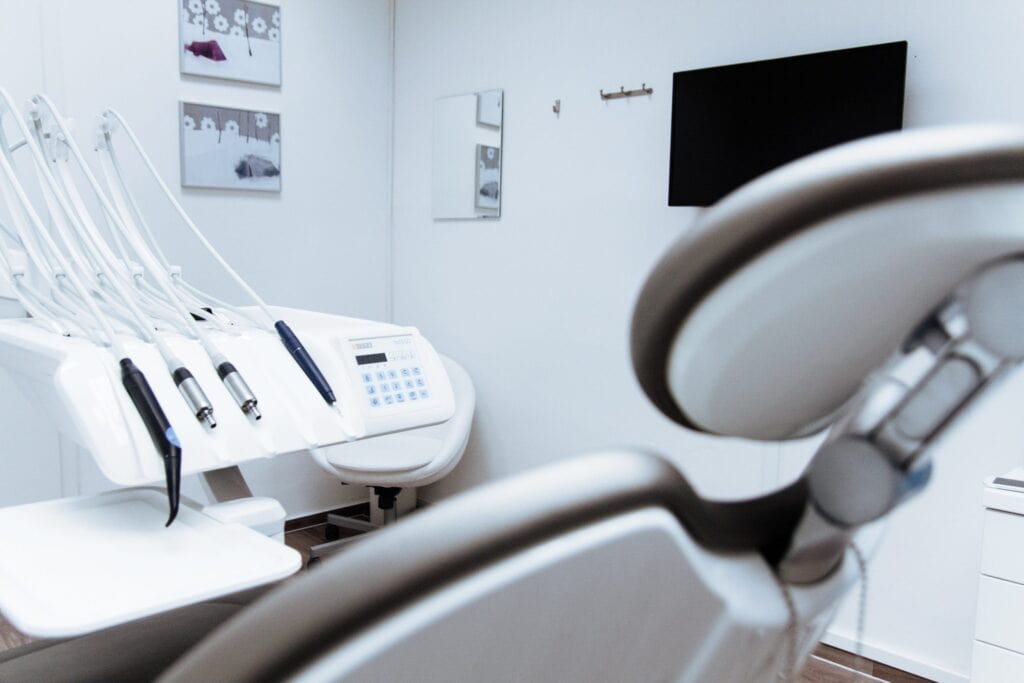Appareils dentaires modernes dans un cabinet dentaire propre et bien organisé, prêt pour les soins dentaires, technologie de pointe pour la santé bucco-dentaire.