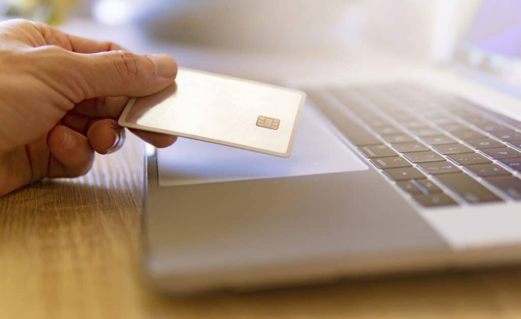 Carte de crédit virtuelle utilisée pour les achats en ligne sur un ordinateur portable.