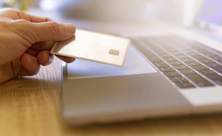 Carte de crédit virtuelle utilisée pour les achats en ligne sur un ordinateur portable.