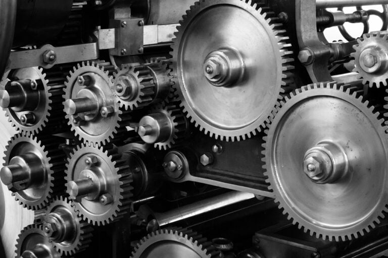Engrenages métalliques industriels en mouvement, composant pour machine, mécanisme de précision, technologie mécanique avancée.