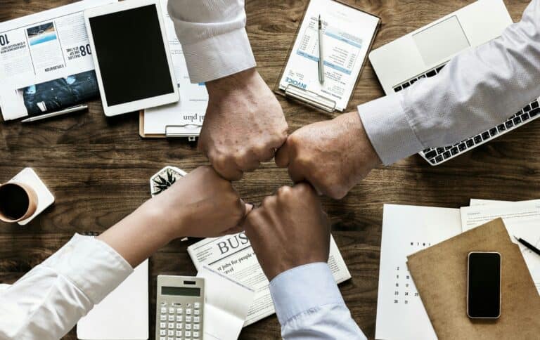 Travail d'équipe, coopération et réussite professionnelle, concept d'unité et de partenariat dans un environnement de bureau, avec des poignées de mains.