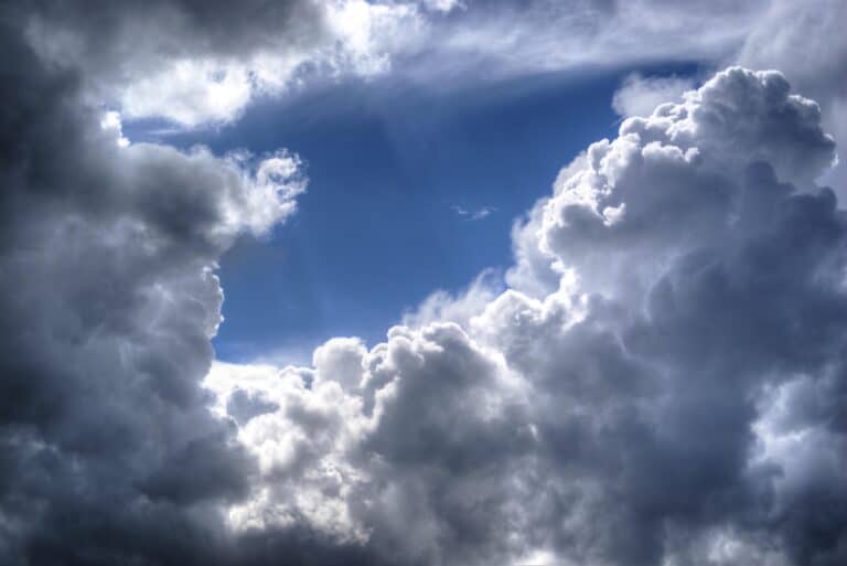 Un ciel nuageux avec des formations nuageuses sombres et lumineuses, évoquant la complexité des coûts infonuagiques pour les PME dans le contexte de NOC 20.