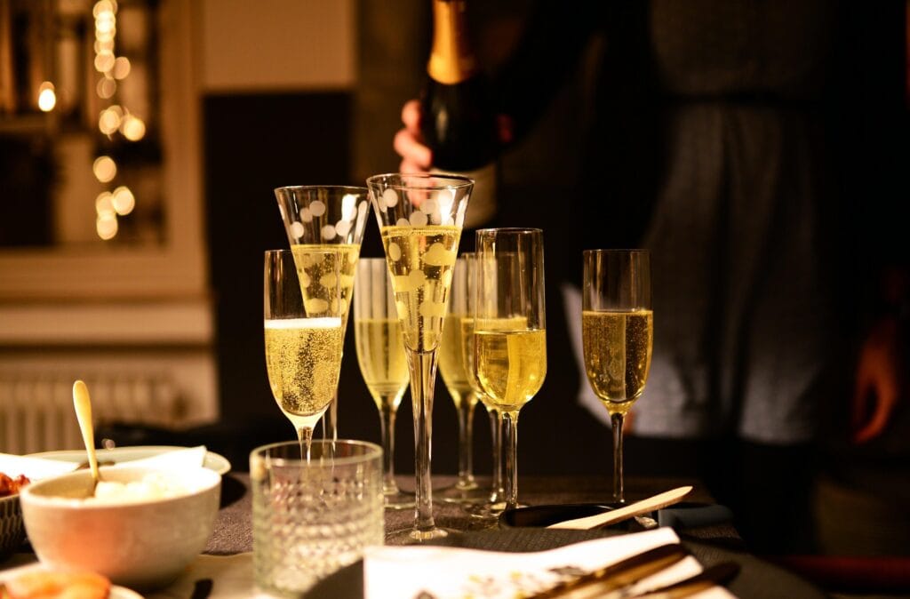 Célébration de fête de bureau avec des flûtes de champagne, ambiance festive et élégante lors d'un événement professionnel.