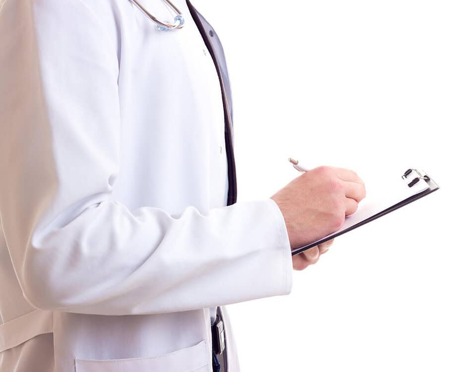 Urologo Palermo che prende appunti su cartella clinica.