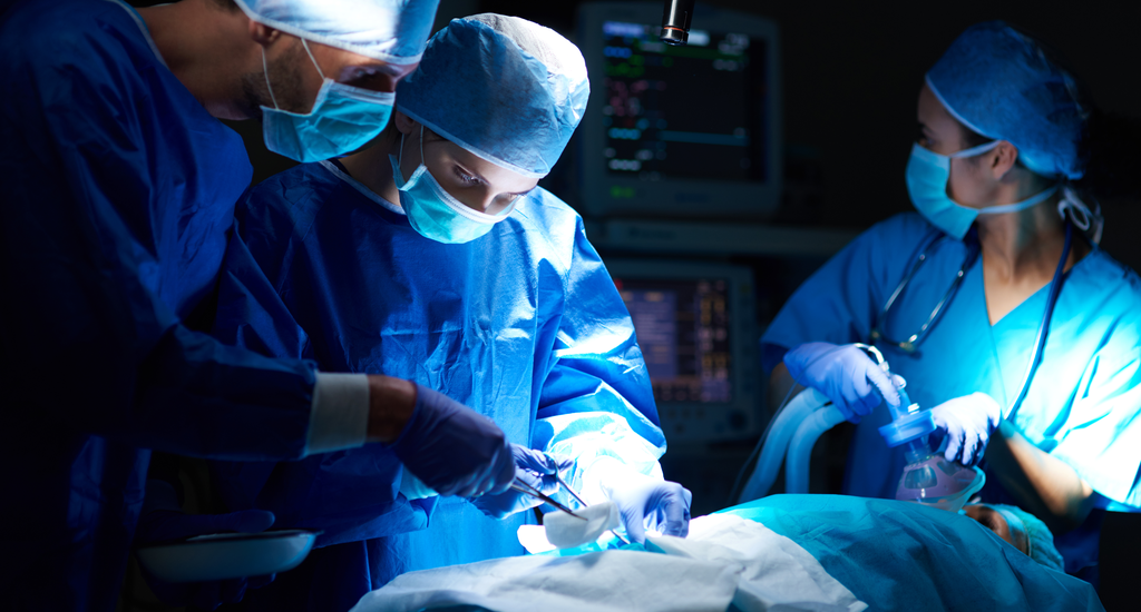 Chirurghi urologici durante un'operazione in sala operatoria.