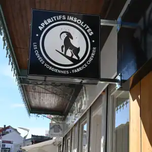 Logo d'Apéritifs Insolites avec chèvre stylisée.