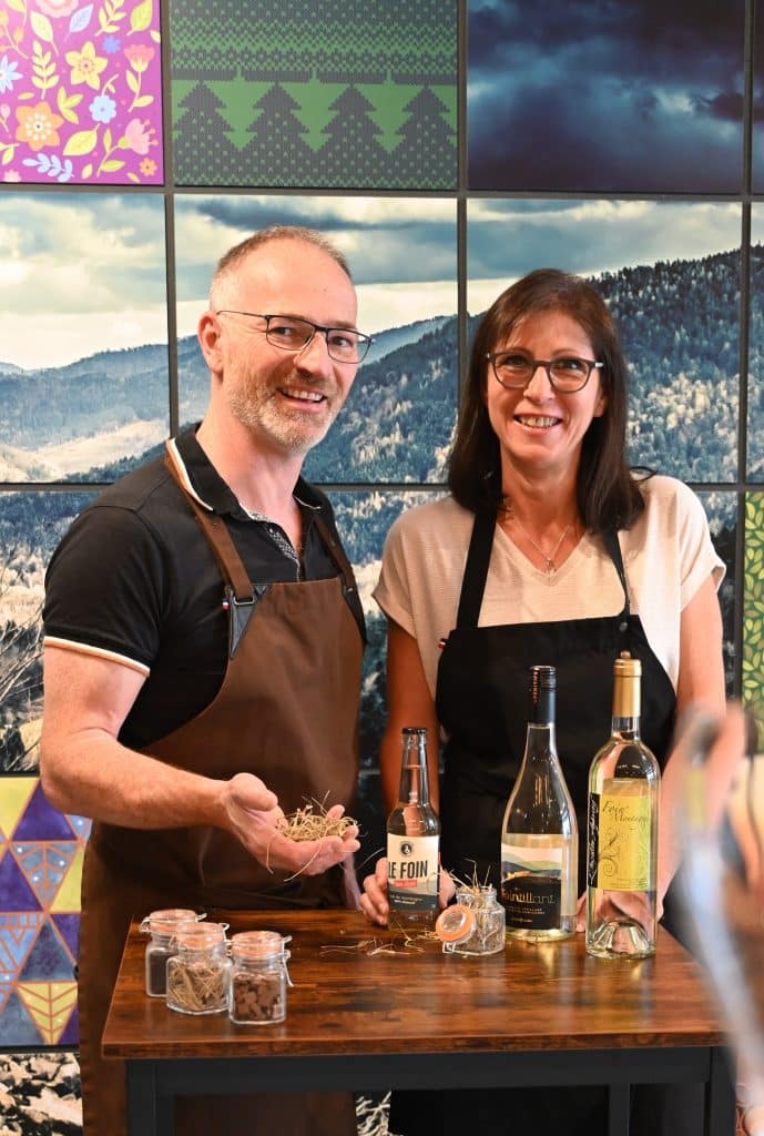 Fabrice et Estelle présentent les apéritifs au Foin de montagne