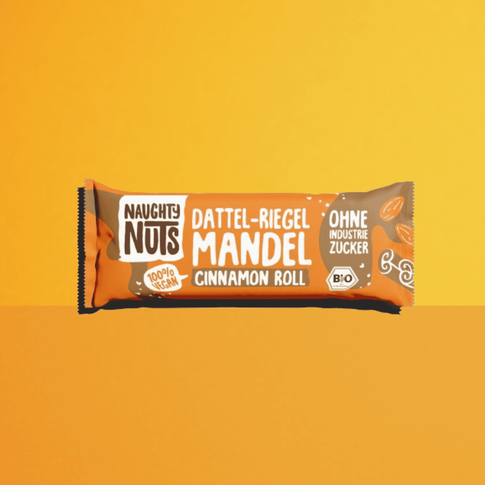 Dattelriegel Mandel Cinnamon Roll. Mit Datteln gesüsst Zarte Mandeln mit feiner Zimtnote.
