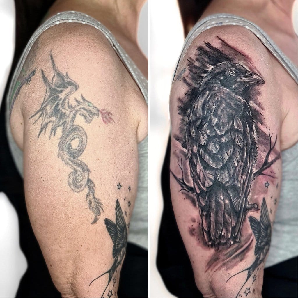 Cover-Up Tattoo am Oberarm mit detailliertem Raben, der ein verblasstes Drachenmotiv künstlerisch überdeckt.