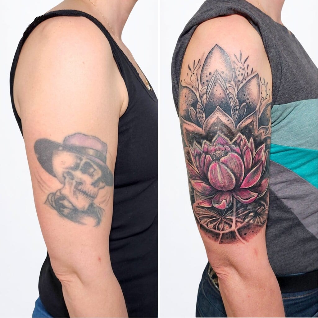 Cover-Up Tattoo einer farbintensiven Lotusblume, die einen alten Totenkopf am Oberarm überdeckt.