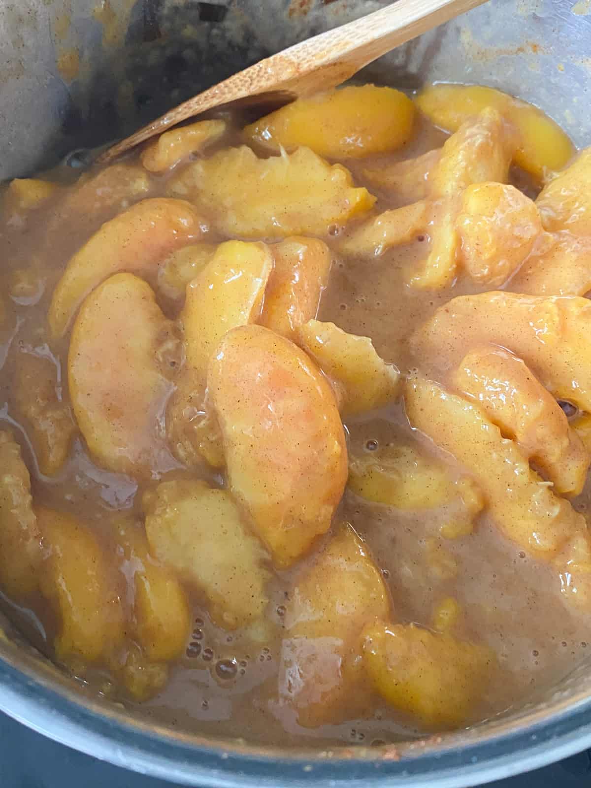 Fresh peach pie filling, cooked.