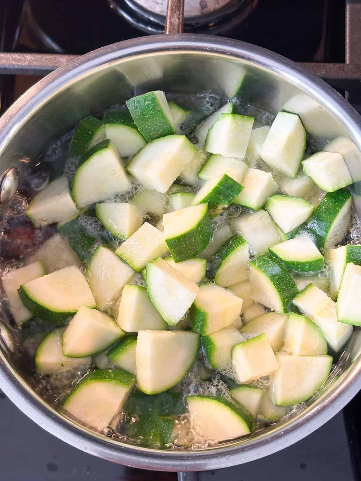 Zucchini and dates, in water, boiling.
