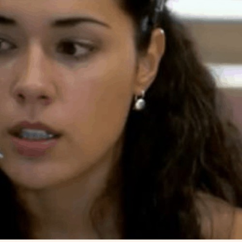 Spanish cortometraje Diez Minutos girl with headset on talking on the phone