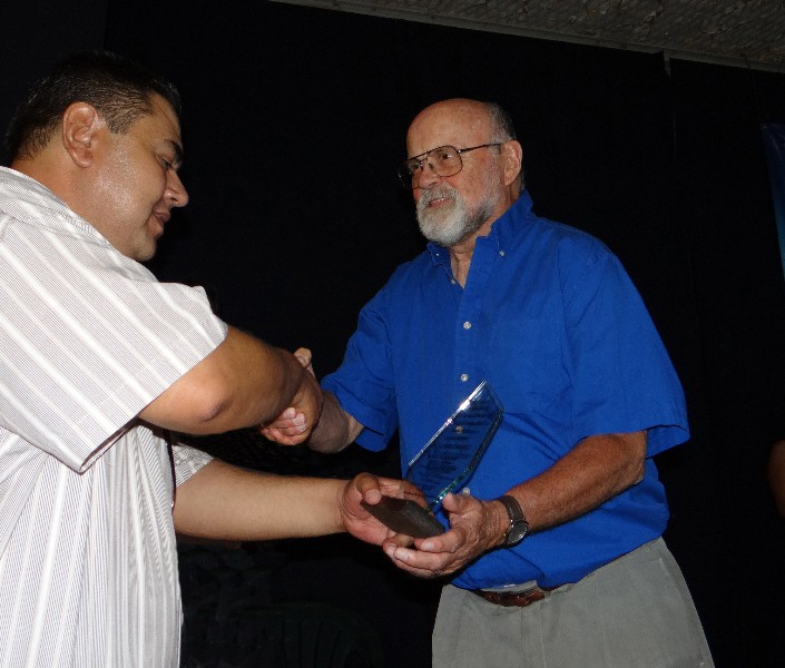 Bill Charland (right) receives a plaque on behalf of Border Partners from Principal Eduardo Esparza Rivota.