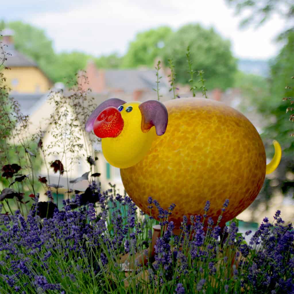 Borowski Glas Lichtobjekt PIG leuchtet im Park