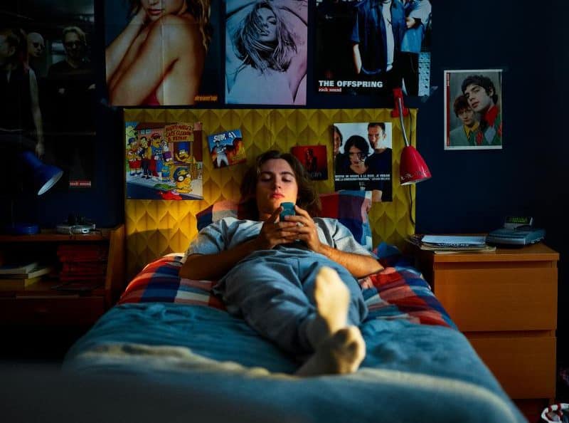 Last analogue teens, intimate portraits of growing up before smartphones