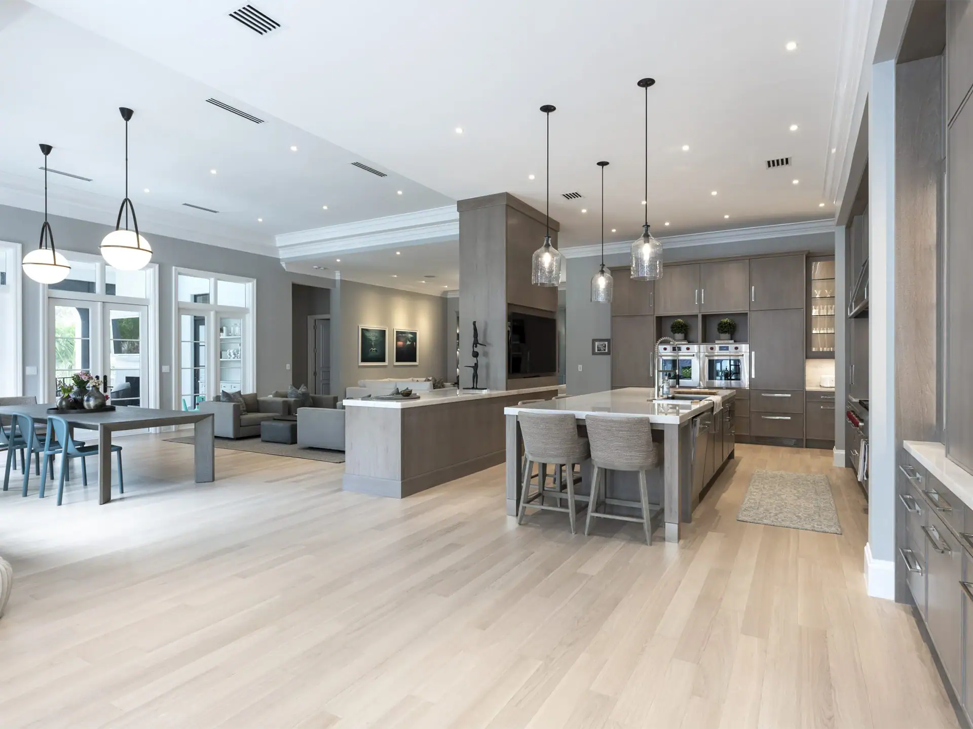 Open kitchen and dining area with modern appliances and a welcoming atmosphere for gatherings.