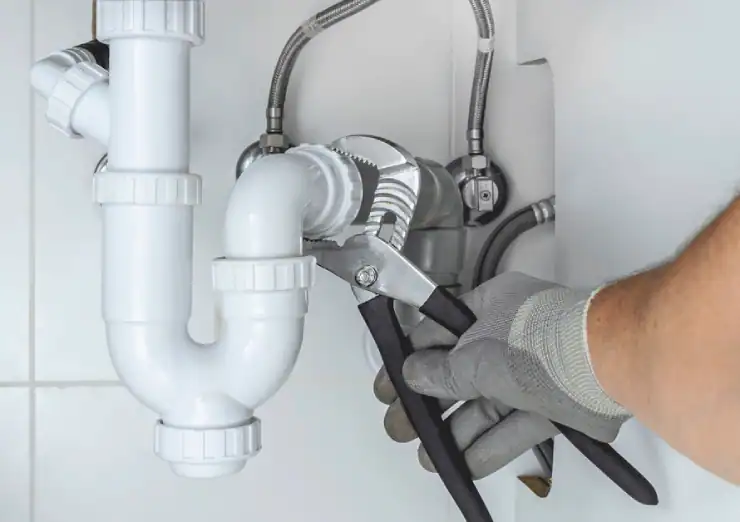 Plumber-Tightening-Sink-Drain-Pipe-With-Pliers